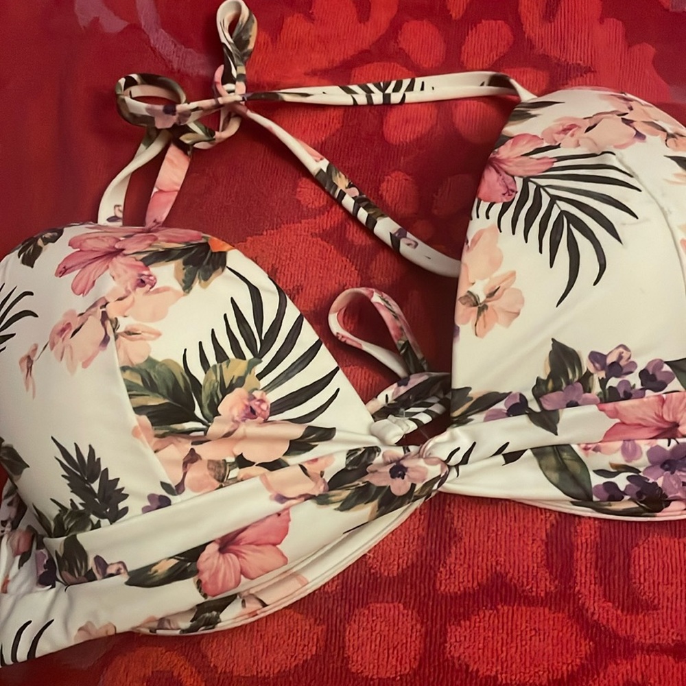 NWTS! Shade and shore print bikini top 36D